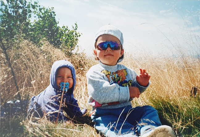 děti v trávě
